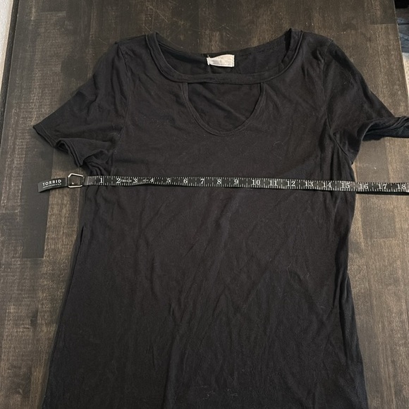 T. La Anthropologie Black Cut Out Raw Edge Tee Size Small - Picture 5 of 6